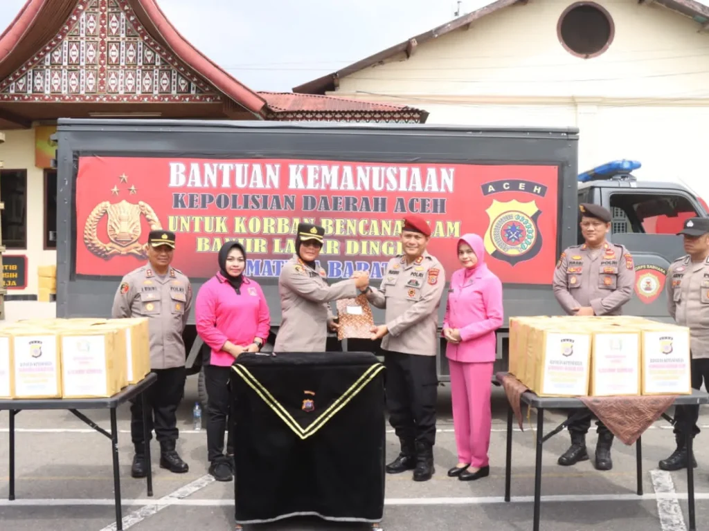Foto: Bantuan kemanusian dari Polda Aceh untuk korban banjir lahar dingin Sumatera Barat (Sumbar) telah tiba. Bantuan tersebut diserahkan oleh perwakilan Polda Aceh AKBP Yulhendri dan diterima Kapolresta Bukittinggi Kombes Yessi Kurniati di Polresta Bukittinggi, Sabtu, 18 Mei 2024.