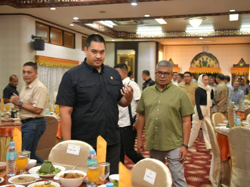 Foto:  Penjabat (Pj) Gubernur Aceh Bustami Hamzah SE MSi, menjamu makan malam Menteri Pemuda dan Olahraga RI Dito Aryo Tedjo dan rombongan di Meuligoe Gubernur Aceh, Sabtu (18/05/2024) malam.