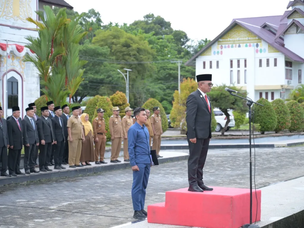 Foto: Penjabat (Pj) Bupati Aceh Jaya, Dr. A. Murtala, M.Si menjaddi Hirup pada HKN 116 dihalaman Kantor Bupati Kabupaten Aceh Jaya, Senin (20/5/2024).