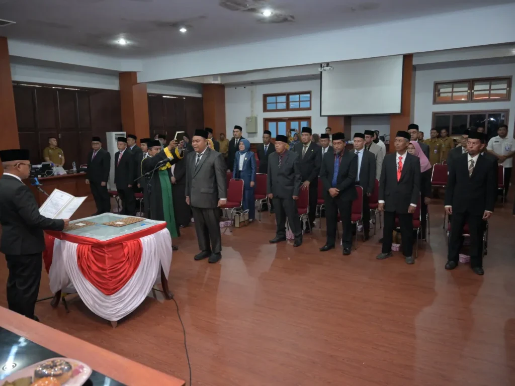 Foto: Pj. Bupati Aceh Jaya, Dr. A. Murtala., M.Si., mengukuhkan dan melantik Pejabat Pimpinan Tinggi Pratama di Lingkungan Pemerintah Kabupaten Aceh Jaya di Aula Lantai III Setdakab Aceh Jaya pada senin, 20 Mei 2024.