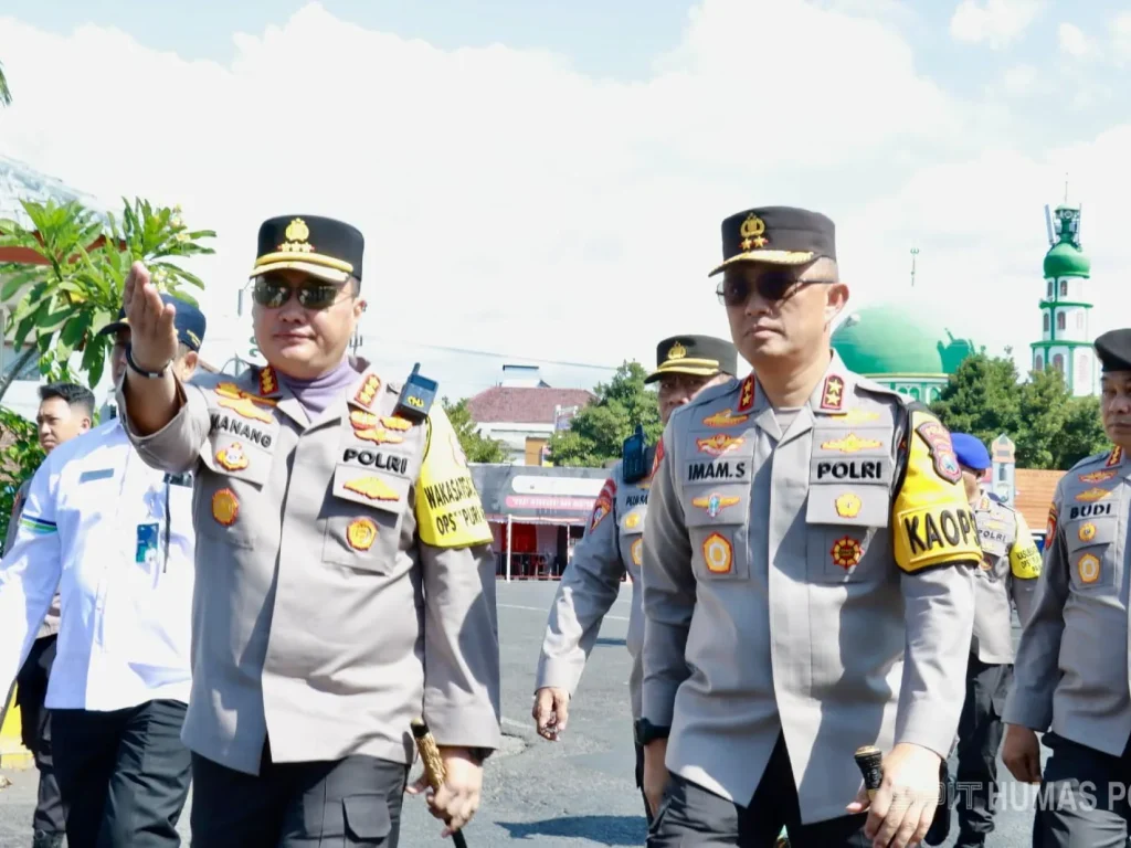 Foto:  Kapolda Jatim Irjen Imam Sugianto akan menambah jumlah pasukan yang berjaga di Pelabuhan ASDP Ketapang Banyuwangi saat libur panjang akhir pekan mendatang.