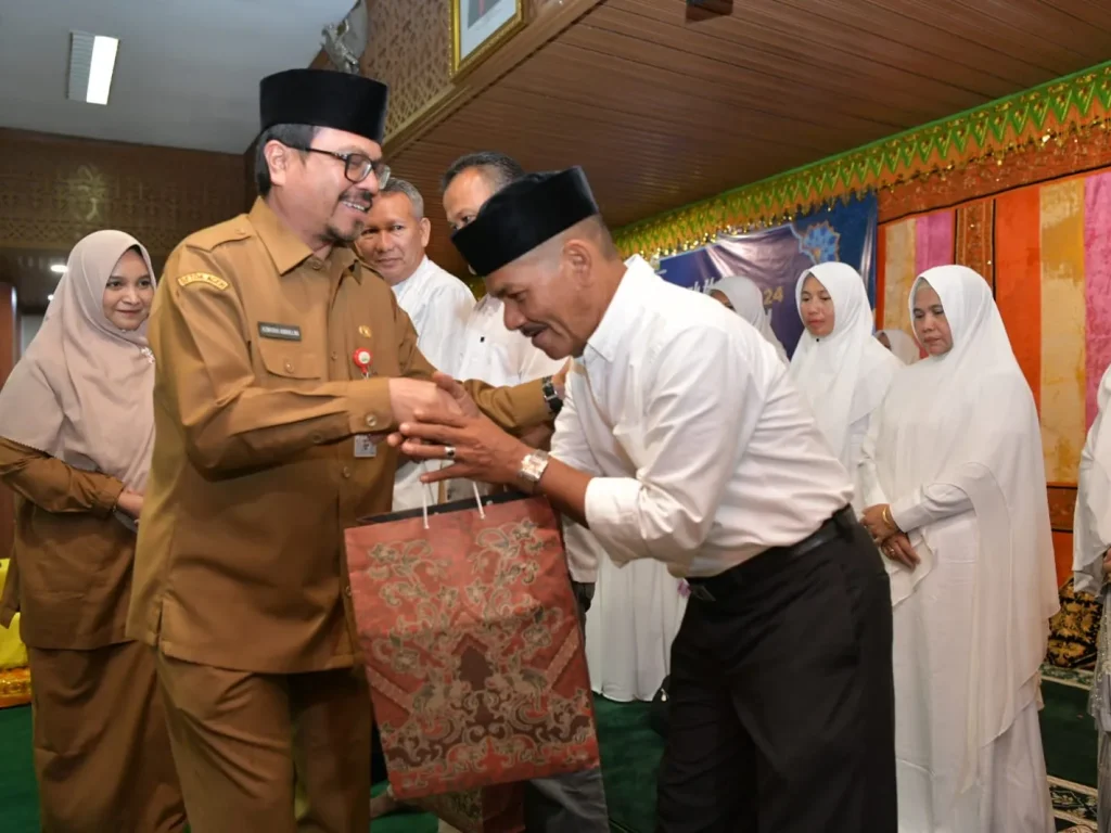 Foto: Pj. Sekda Aceh , Azwardi AP didampingi Asisten Administrasi Umum Sekda Aceh,  Iskandar AP menyaksikan Peusijuk sekaligus menyerahkan bingkisan kepada Calon Jamaah Haji ASN Pemerintah Tahun 2024 di Gedung Serbaguna Setda Aceh, Senin, 20/05/2024.