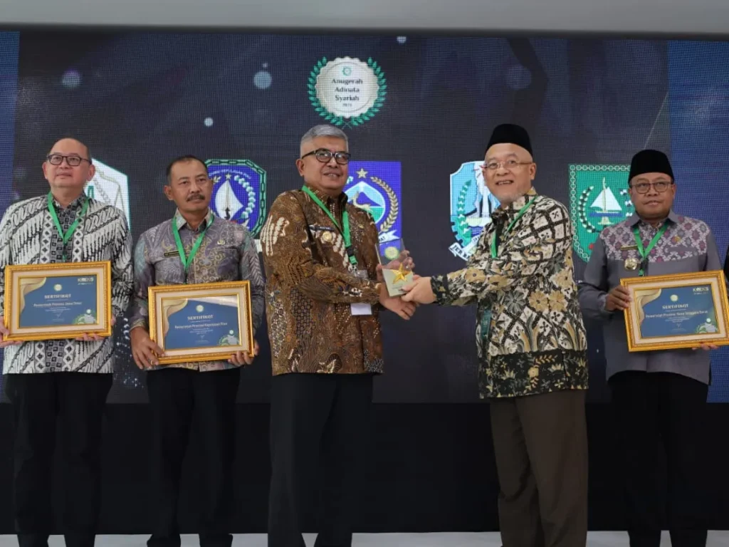 Foto: Plt Direktur Eksekutif Komite Nasional Ekonomi Keuangan Syariah (KNEKS), Taufik Hidayat menyerahkan penghargaan kepada Penjabat (Pj) Gubernur Aceh, Bustami Hamzah, di Menara Syariah, Pantai Indah Kapuk 2, Tangerang, Banten, Senin 20 Mei 2024. (Foto: Humas BPPA)