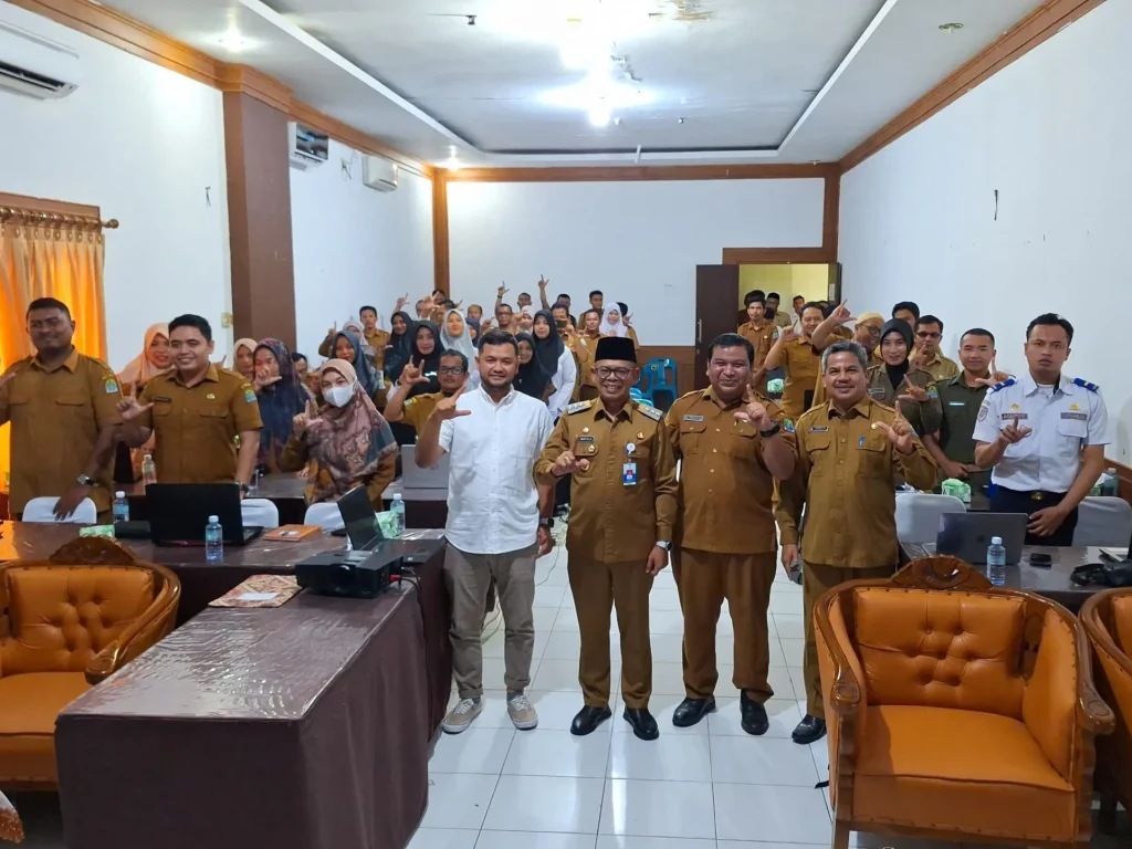 Foto: Pj. Bupati Aceh Jaya, Dr. A. Murtala., M.Si., membuka kegiatan bimbingan teknis (bimtek) aplikasi PPID di lingkungan Pemerintah Kabupaten Aceh Jaya pada selasa (21/5/2024).