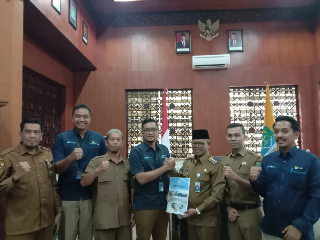 Foto: Penjabat (Pj) Bupati Aceh Jaya, Dr. A. Murtala, M.Si., menerima kunjungan silaturahmi dari Manajer PLN Unit Pelaksana Pelayanan Pelanggan (UP3) Meulaboh di Ruang Kerja Bupati Aceh Jaya, pada Selasa (21/5/2024).