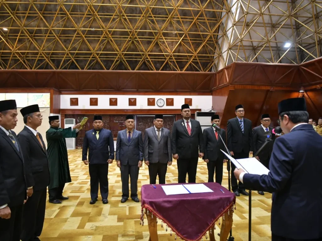 Foto:  Penjabat (Pj) Sekretaris Daerah (Sekda) Aceh Azwardi, atas nama Pj Gubernur Aceh Bustami, melantik 7 Kepala Satuan Kerja Perangkat Aceh, Selasa (21/05/2024).