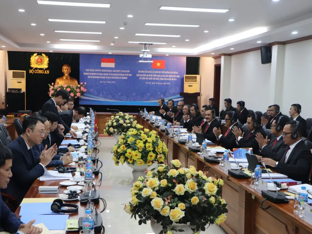 Foto: Indonesia dengan Vietnam bersepakat untuk bekerja sama dalam pencarian dan pengejaran buronan dari kedua negara. Kesepakatan ini merupakan poin terpenting dalam pertemuan kedua petinggi pengemban fungsi kepolisian, yaitu Polri dengan Kementerian Keamanan Publik atau MPS Vietnam.