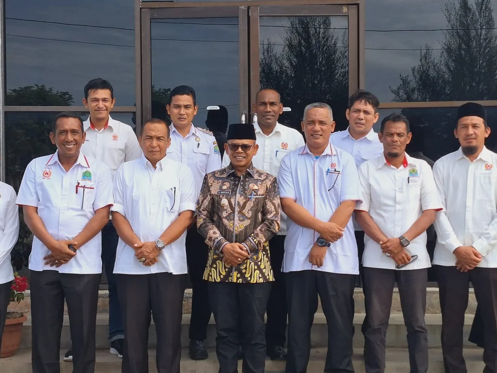 Foto: Bupai Aceh Jaya berfoto bersama usai memimpin Rapat Koordinasi bersama Dinas Pariwisata, Kebudayaan, Kepemudaan, dan Olahraga (Disparekrapora) dan KONI Aceh Jaya, dalam rangka Percepatan Pembangunan Kesiapan Pelaksanaan PORA Tahun 2026. Rapat yang berlangsung di ruang kerja Disparekrapora Aceh Jaya ini dihadiri oleh Kadisparekrapora Aceh Jaya, Ketua KONI Aceh Jaya, serta seluruh jajaran terkait.