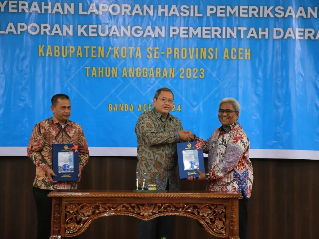 Foto: Kepala BPK RI Perwakilan Aceh Rio Tirta,SE, M.Acc, CSFA, menyerahkan WTP Kepada Pj Bupati Aceh Utara, Mahyuzar didampingi  Ketua DPRK Aceh Uttara,  Arafat Ali, SE di aula gedung BPK Perwakilan Provinsi Aceh di Banda Aceh, Rabu, 22 Mei 2024