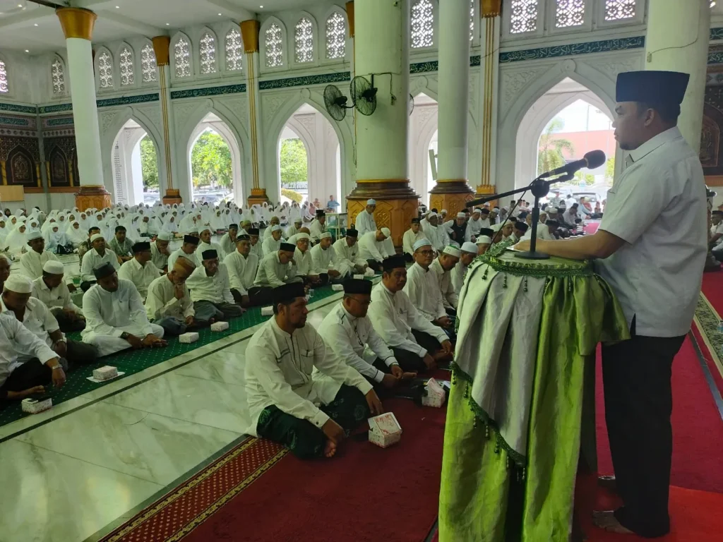 Foto: Plh Sekda Aceh Utara Dr Fauzan, SSTP, melakukan prosesi peusijuek untuk 556 orang jamaah Calon Haji (Calhaj) yang akan berangkat ke Tanah Suci menunaikan ibadah haji tahun 1445 H.