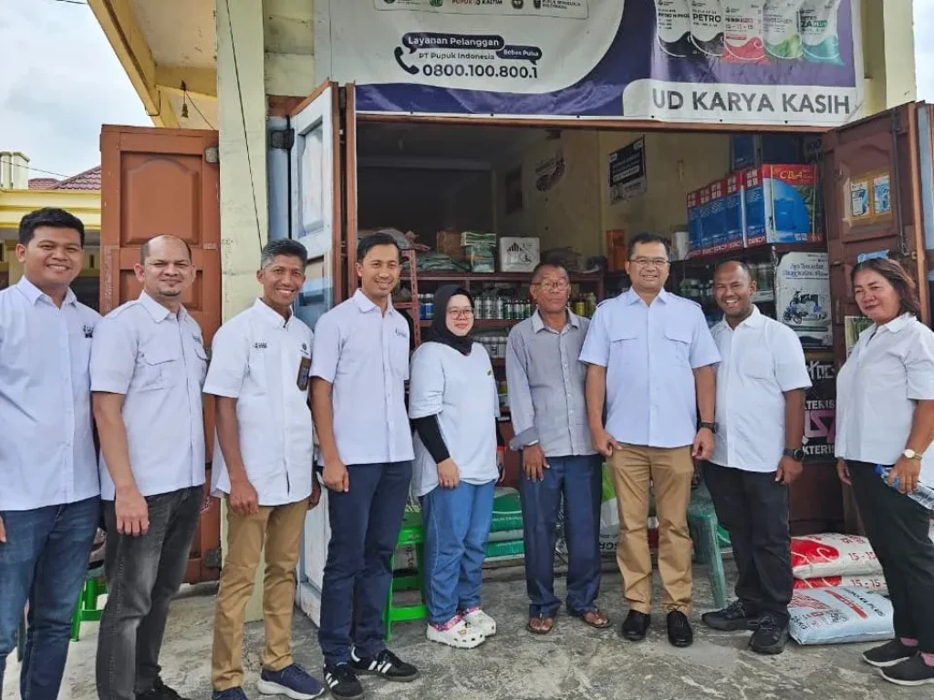Foto: Direktur Keuangan dan Manajemen Risiko PT Pupuk Iskandar Muda (PIM) Eko Setyo Nugroho meninjau Stock pupuk di Kios Pengecer di Kabupaten Lubuk Pakam