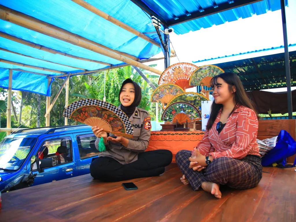 Foto:  Larasati, pelaku UMKM kerajinan kipas angin  mengapresiasi Polri dalam pengamanan World Water Forum (WWF) ke-10