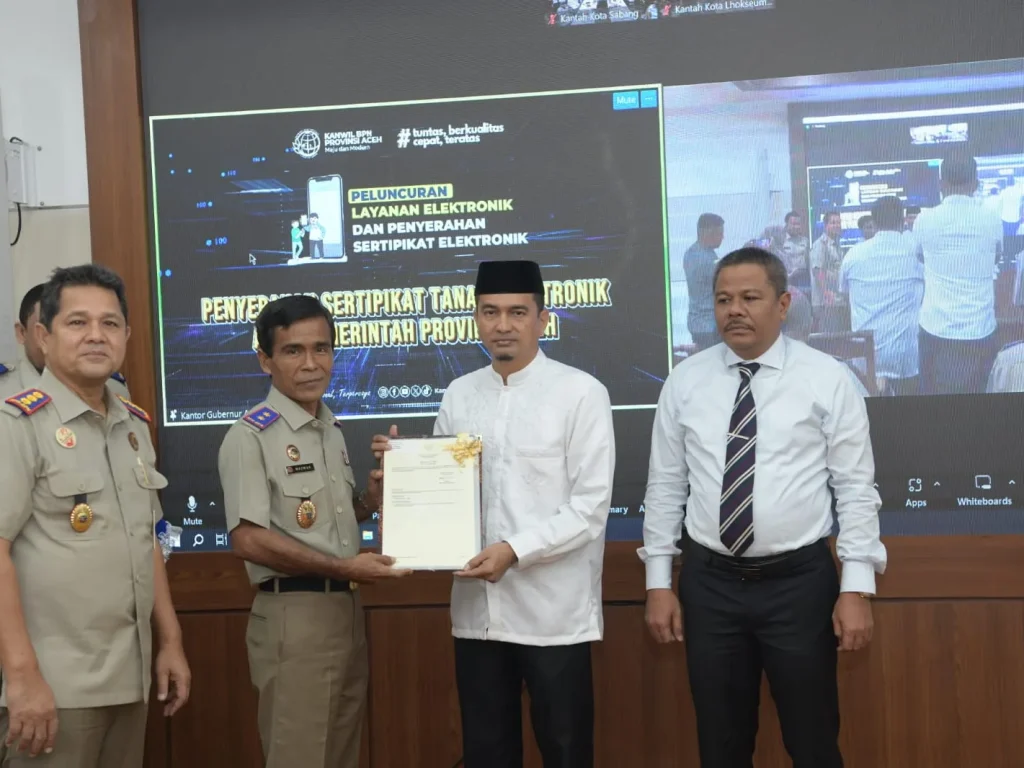 Foto: Plh. Asisten I Sekda Aceh, menghadiri peluncuran sertifikat elektronik sekaligus menerima sertifikat tanah pemerintah Aceh di ruang potense daerah sekda Aceh, Banda Aceh, 22/5/2024