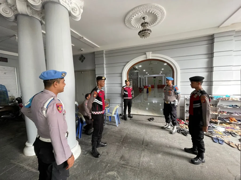 Foto: Personil Polres Lhokseumawe Jaga Vihara Budha Tirta pada Hari Waisak