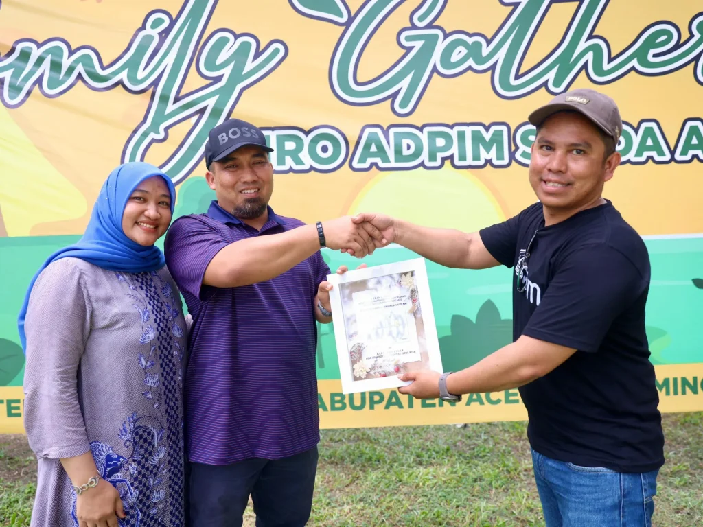 Foto: Plh Kepala Biro Administrasi Pimpinan Sekda Aceh Gade Ridwan menyerahkan piagam penghargaan kepada Pj. bupati Aceh Besar Muhammad Iswanto, S.STP, MM yang baru saja menjabat sebagai kepala DPMPTSP Aceh di Taman Tepi laut Aceh Besar 26/05/2024