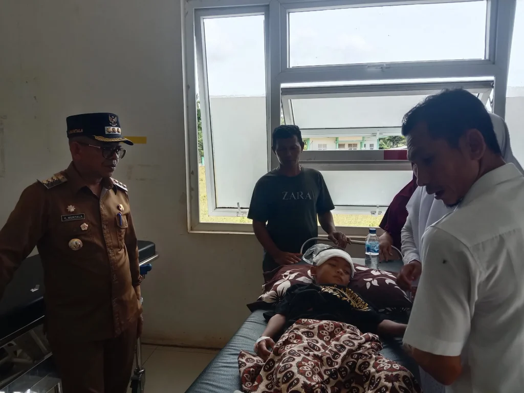 Foto: Pj. Bupati Aceh Jaya Dr. A. Murtala, M.Si, didampingi oleh asisten 1 setdakab mengunjungi puskesmas untuk memastikan pelayan dan fasilitas