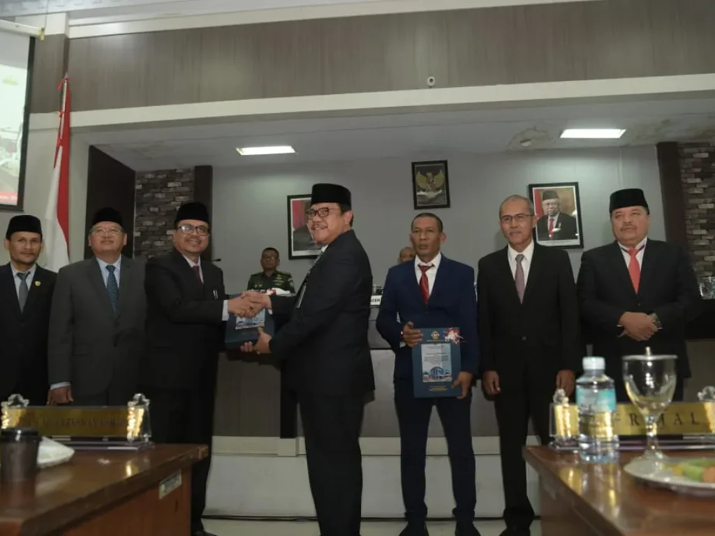 Foto: Pj. Sekda Aceh, Azwardi mengikuti Rapat Paripurna DPR Aceh tahun 2024 dengan agenda penyampaian Laporan Hasil Pemeriksaan Badan Pemeriksa Keuangan (LHP-BPK) atas laporan keuangan Pemerintah Aceh Tahun Anggaran 2023.di gedung serbaguna DPRA, Banda Aceh, 27/5/2024