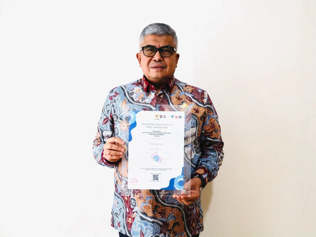 Foto: Pj Gubernur Aceh Bustami SE, M.Si menerima Penghargaan Digital Government Award Summit 2024 dari Presiden RI Joko Widodo