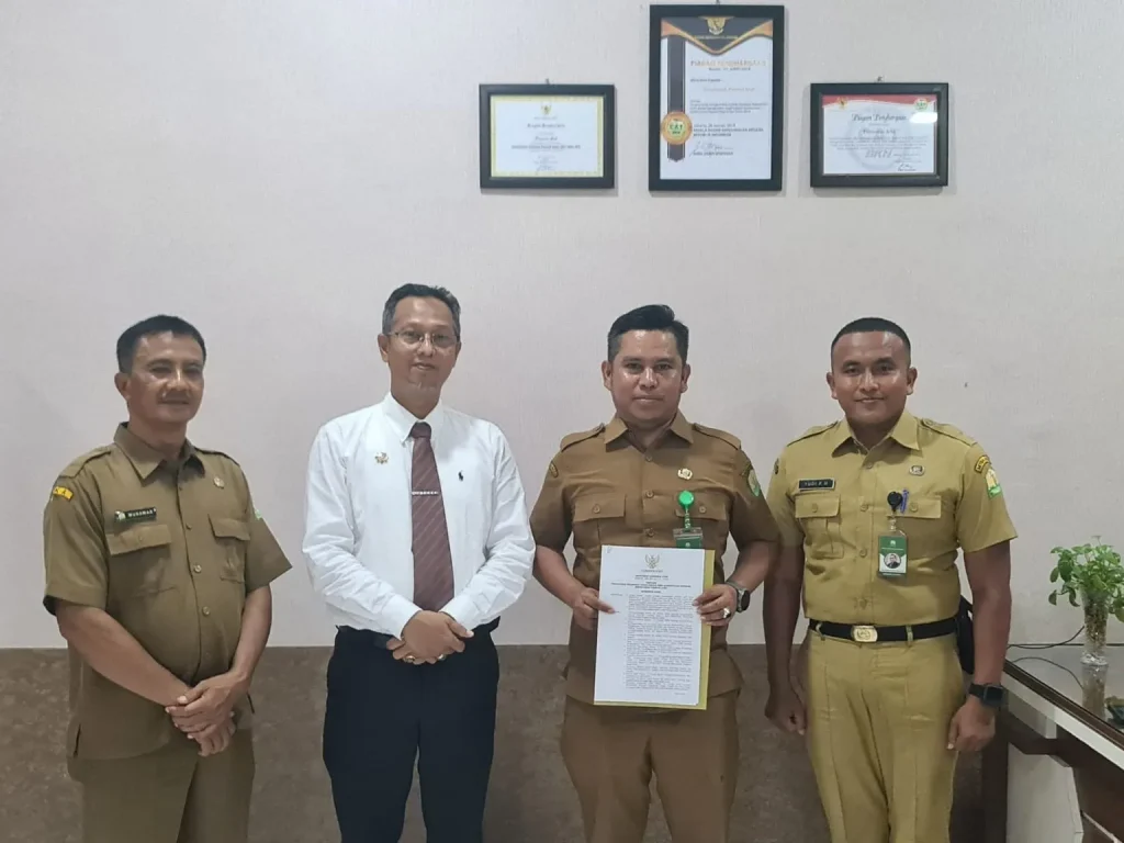 Foto: Asisten Administrasi Umum Sekda Aceh Iskandar, menyerahkan SK Pelaksana Tugas Kepala Biro Administrasi Pimpinan Setda Aceh kepada M Gade, di kantor Badan Kepegawaian Aceh, Senin (27/5/2024).