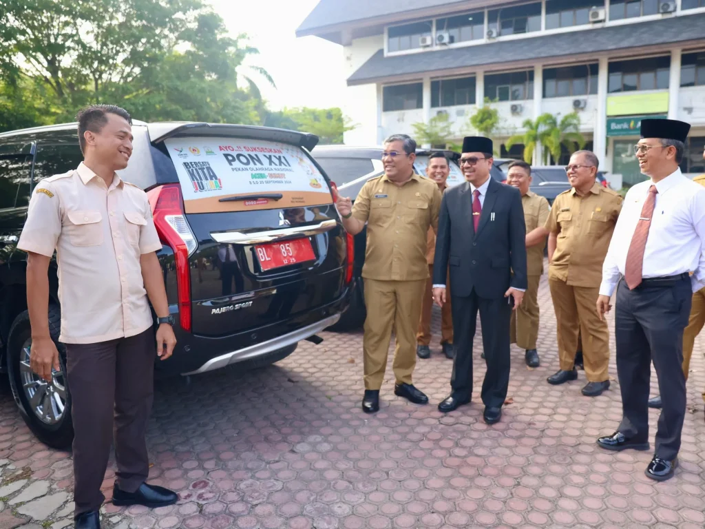 Foto: Penjabat Sekretaris Daerah Aceh, Azwardi AP, M.Si., didampingi Asisten Administrasi Umum Sekda Aceh, Dr. H. Iskandar, AP, dan Kepala Biro meninjau pemasangan stiker PON pada mobil dinas Setdda Aceh, di Halaman Belakang Kantor Gubernur Aceh, Senin, 27/5/2024