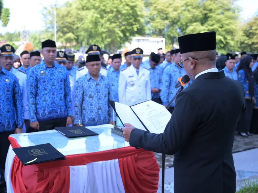 Foto: Penjabat Bupati Aceh Jaya, Dr. A. Murtala, M.Si., melaksanakan pengangkatan dan pelantikan Pejabat Administrator dan Pejabat Pengawas di Lingkungan Pemerintah Kabupaten Aceh Jaya. Kegiatan berlangsung di Halaman Kantor Bupati Aceh Jaya pada Selasa (27/05/2024)