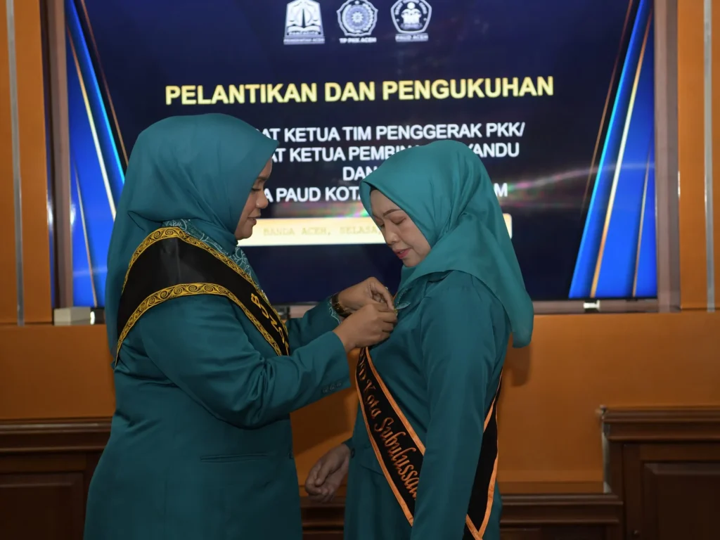 Foto: enjabat Ketua Tim Penggerak PKK Aceh Mellani Subarni melantik dan mengukuhkan Siti Nahziah sebagai Penjabat Ketua Tim Penggerak PKK Kota  Subulussalam, Selasa 28 Mei 2024. Prosesi pelantikan dan pengukuhan berlangsung di Meuligoe Gubernur Aceh