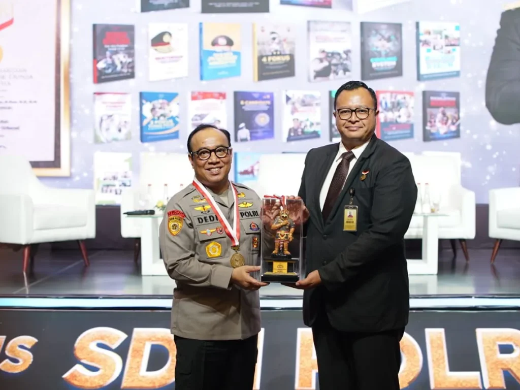 Foto: Museum Rekor Dunia Indonesia (MURI) memberikan penghargaan kepada Asisten Kapolri bidang Sumber Daya Manusia (As SDM Kapolri) Irjen Dedi Prasetyo