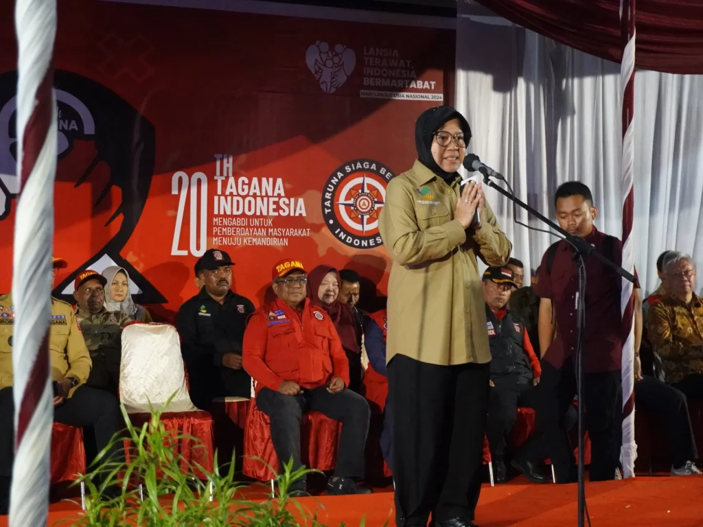 Foto: Penjabat (Pj) Bupati Aceh Utara, Dr. Mahyuzar, M.Si, mendampingi Menteri Sosial Republik Indonesia, Tri Rismaharini (Risma), pada peringatan Hari Ulang Tahun (HUT) ke-20 Taruna Siaga Bencana (Tagana) Nasional. Acara tersebut digelar di halaman belakang kantor Bupati Aceh Utara, Landing, pada Selasa malam, 28 Mei 2024.