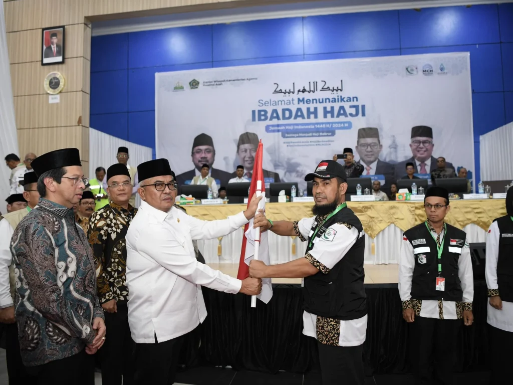 Foto: Penjabat Gubernur Aceh Bustami melakukan pelepasan jamaah haji yang tergabung dalam kelompok terbang (kloter) Pertama Jamaah Calon Haji Aceh di Asrama Haji, Banda Aceh Rabu 29 Mei 2024. Kloter pertama ini akan terbang menuju Arab Saudi pada hari ini melalui Bandara Internasional Sultan Iskandar Muda.