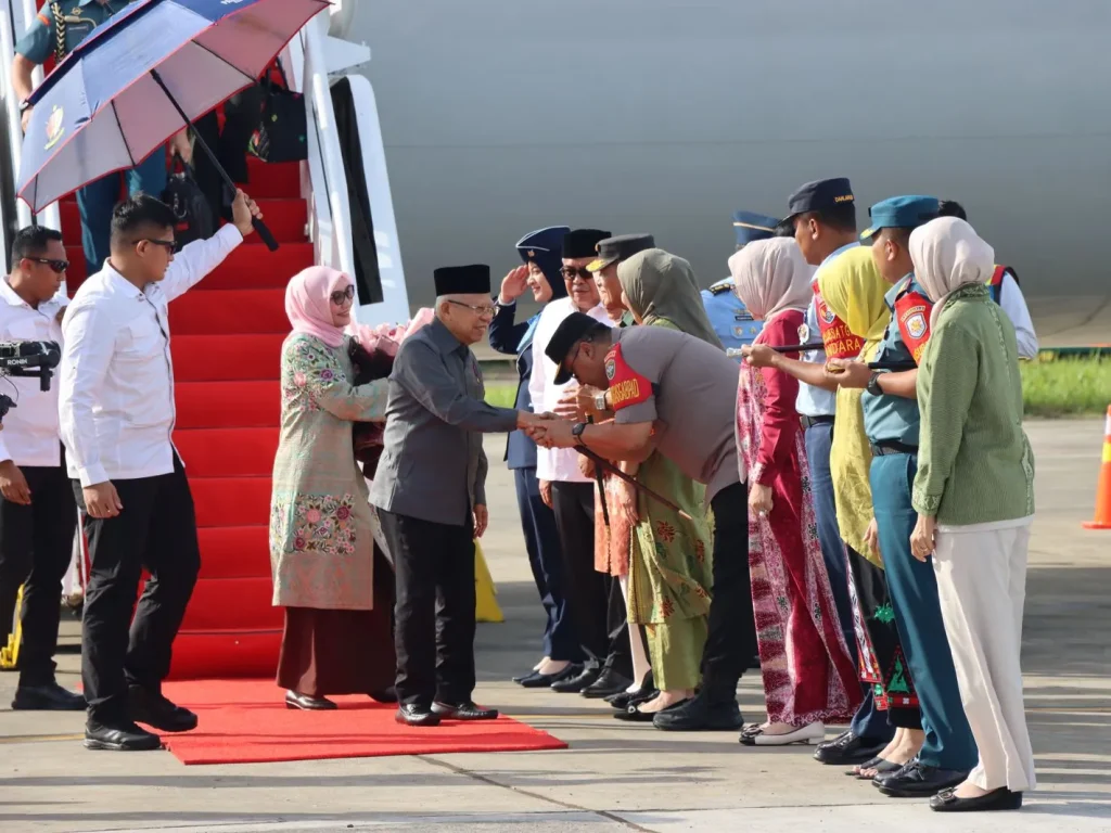 Foto: Kapolda Aceh Irjen Achmad Kartiko bersama Forkopimda menyambut kedatangan Wakil Presiden (Wapres) RI K.H. Ma’ruf Amin beserta Ibu Hj. Wury Ma’ruf Amin di Bandara Sultan Iskandar Muda (SIM), Kabupaten Aceh Besar, Rabu, 29 Mei 2024.
