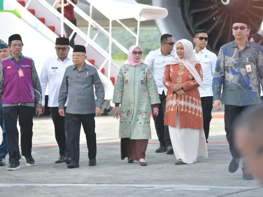 Foto: Pj. Gubernur Aceh, Bustami, SE. M. Si Bersama Forkopimda Aceh Menjemput Kedatangan Wakil Presiden RI, K. H. Ma'ruf Amin beserta Rombongan di Bandara Sultan Iskandar Muda (SIM) Blang Bintang, Aceh Besar, Rabu, 29/05/2024.
