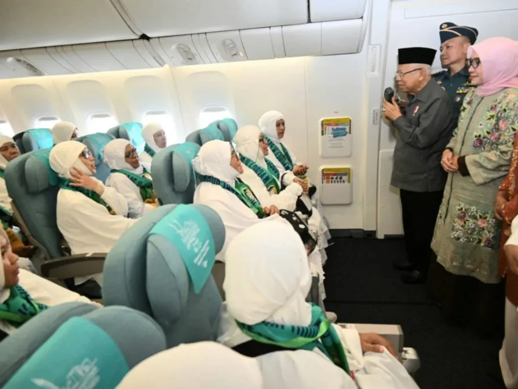Foto: Wakil Presiden (Wapres) K.H Ma'ruf Amin menyempatkan diri untuk bertemu dan melepas Jemaah Haji  di Bandara Internasional Sultan Iskandar Muda, Aceh Besar, Rabu (29/05/2024)