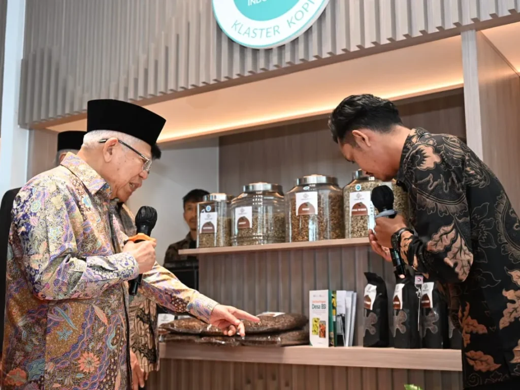 Foto: Wakil Presiden (Wapres) K.H. Ma’ruf Amin didampingi Direktur Utama BSI Hery Gunardi meninjau showcase Desa Binaan dan UMKM BSI, serta layanan operasional cabang BSI di Banking Hall, Kamis (30/05/2024).