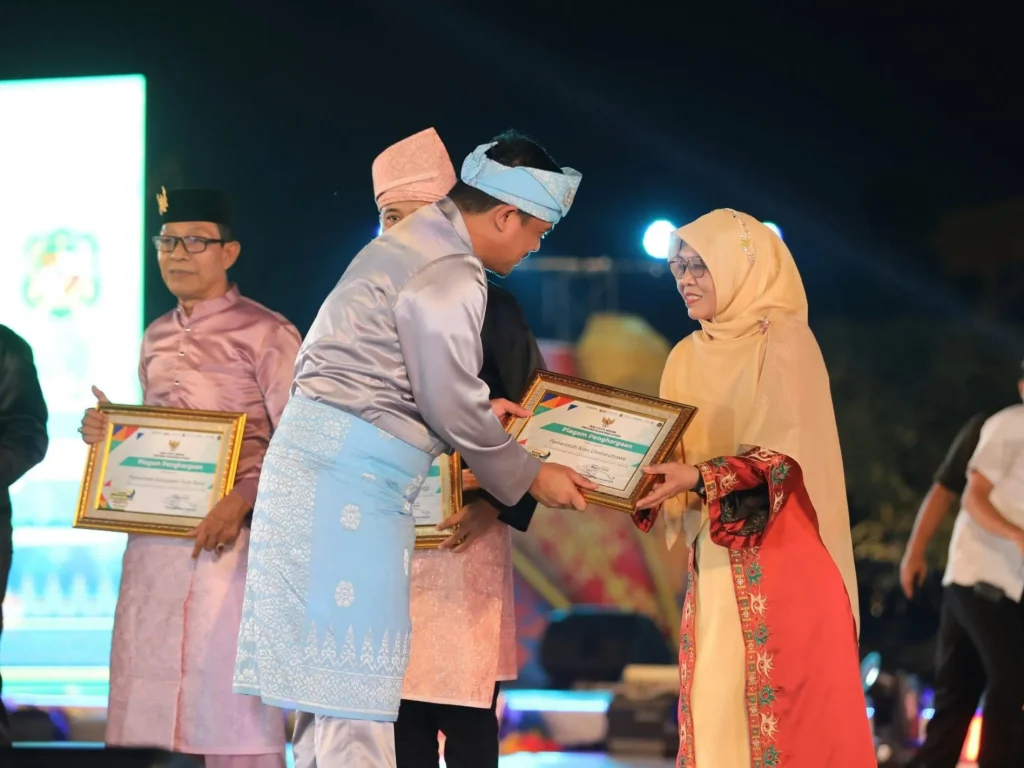 Foto: Ainal Mardhiah yang juga Ketua Umum Sanggar Pocut Meurah Inseun, menerima sertifikat yang diserahkan langsung oleh Wali Kota Medan Bobby Nasution, atas keikutsertaan Kota Lhokseumawe dalam memeriahkan GEMES ke-VII.