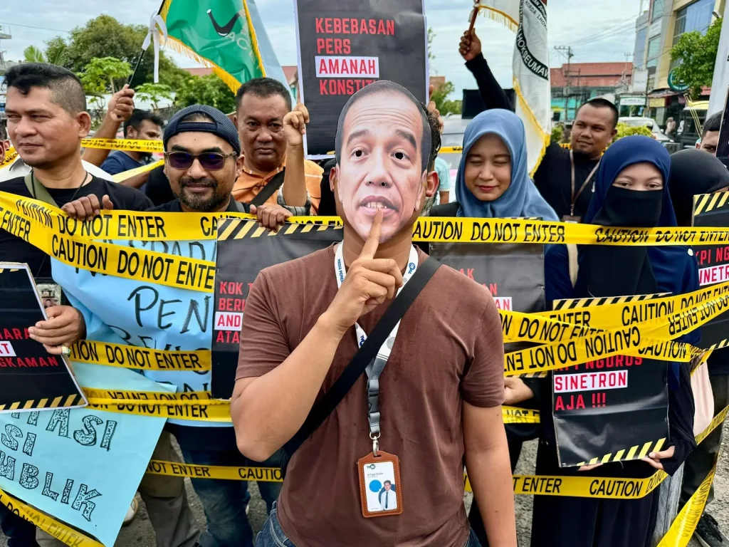 Foto: Puluhan jurnalis lintas organisasi profesi menggelar aksi unjuk rasa di depan gedung Dewan Perwakilan Rakyat Kota (DPRK) Lhokseumawe, Jumat, 31 Mei 2024.