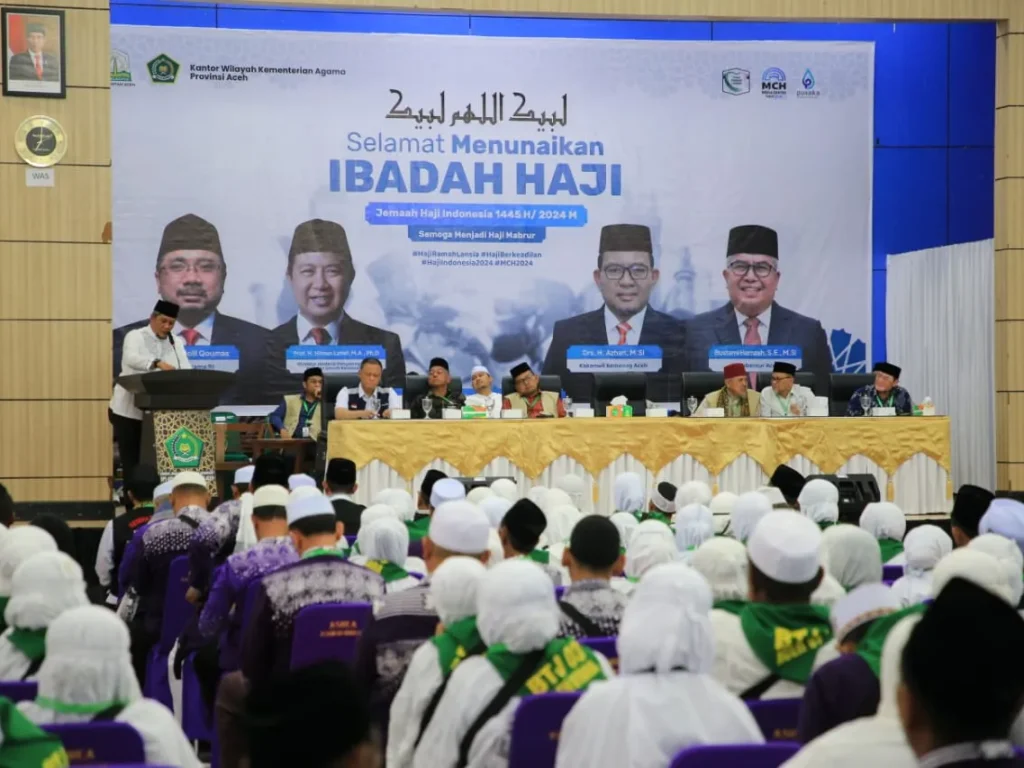 Foto: Pj. Sekda Dayan Albar, SSos, MAP. melepaskan Calhaj 337 menuju ketanah suci Mekkah