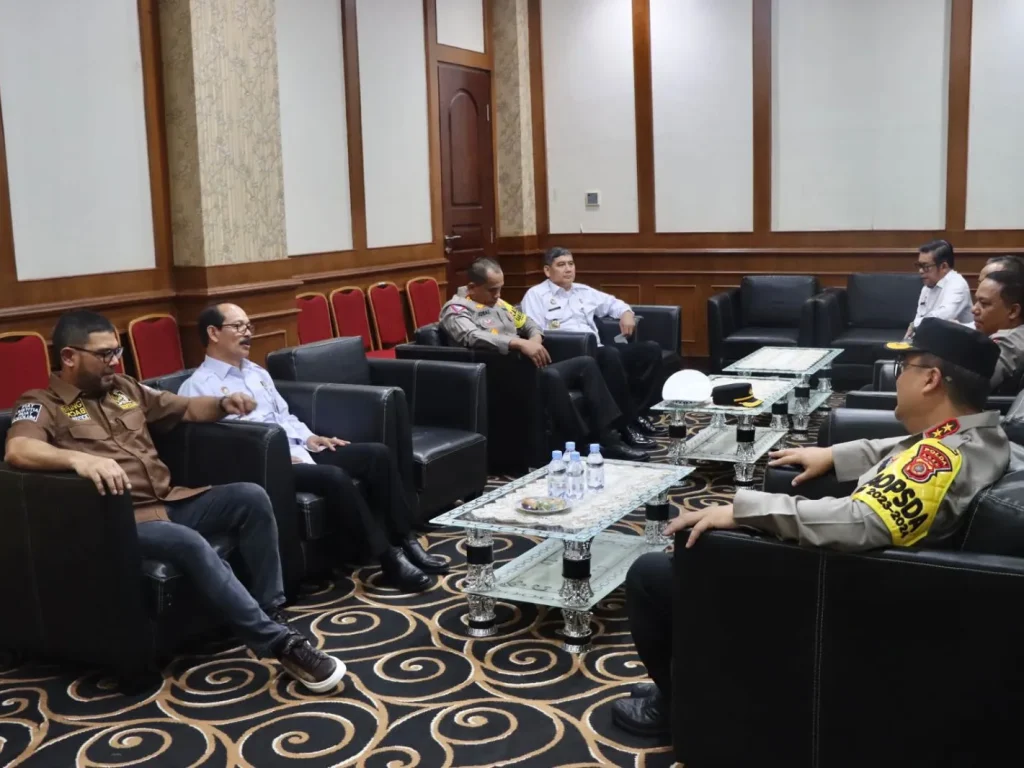 Foto: Kapolda Aceh Irjen Achmad Kartiko menyambut kedatangan tim Komisi III Dewan Perwakilan Rakyat (DPR) RI di Bandara Sultan Iskandar Muda (SIM), Kabupaten Aceh Besar, Jumat, 31 Mei 2024.