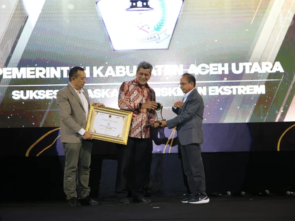 Foto: Pj Sekda Dayan Albar, SSos, MAP, menerima Anugerah Serambi Award 2024 karena dinilai sukses mengurangi angka kemiskinan ekstrem.