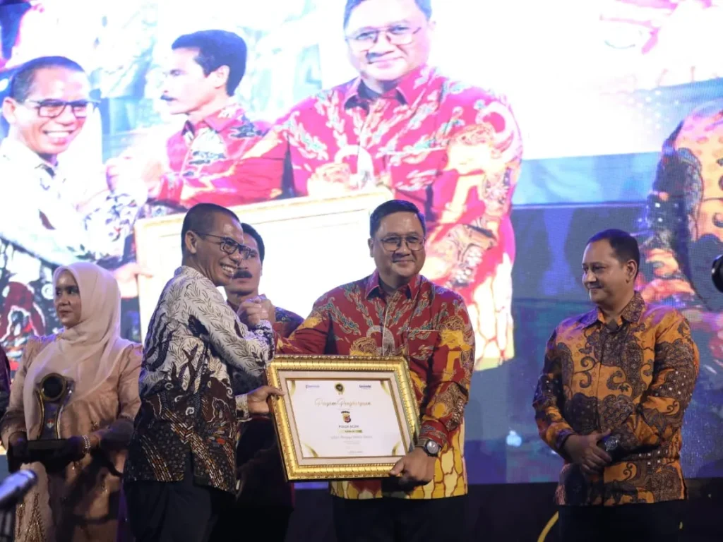 Foto: Kapolda Aceh Irjen Achmad Kartiko menerima penghargaan pada malam puncak Serambi Awards 2024. Penghargaan itu diserahkan langsung oleh chief operating officer (CEO) Tribunnews Dahlan Dahi di Gedung AAC Dayan Dawood Universitas Syiah Kuala, Kota Banda Aceh, Jumat malam, 31 Mei 2024.