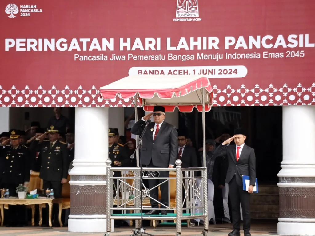 Foto: Pj Gubernur Aceh, Bustami SE, M.Si menyampaikan amanat saat menjadi pembina Upacara Hari Lahir Pancasila di Halaman Kantor Gubernur, Sabtu 1 Juni 2024.