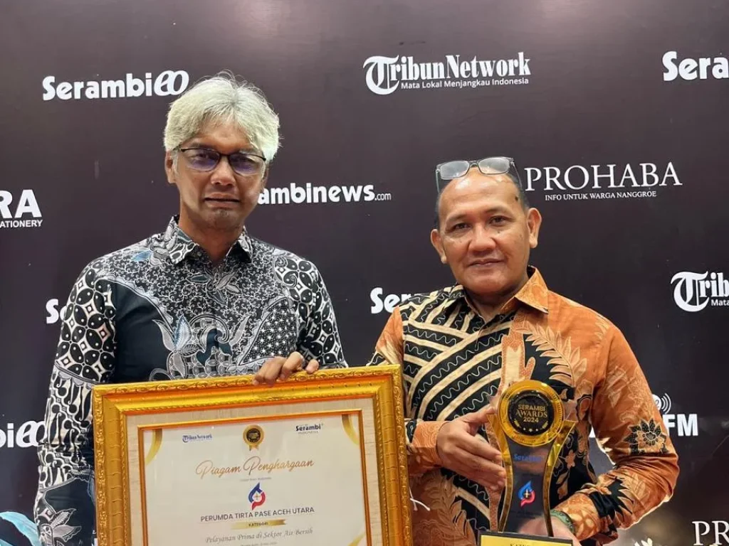 Foto: Direktur Utama, Imran, ST. didampingi Direktur Umum, T.Hidayatuddin, SE memperlihatkan penghargaan Serambi Awards 2024