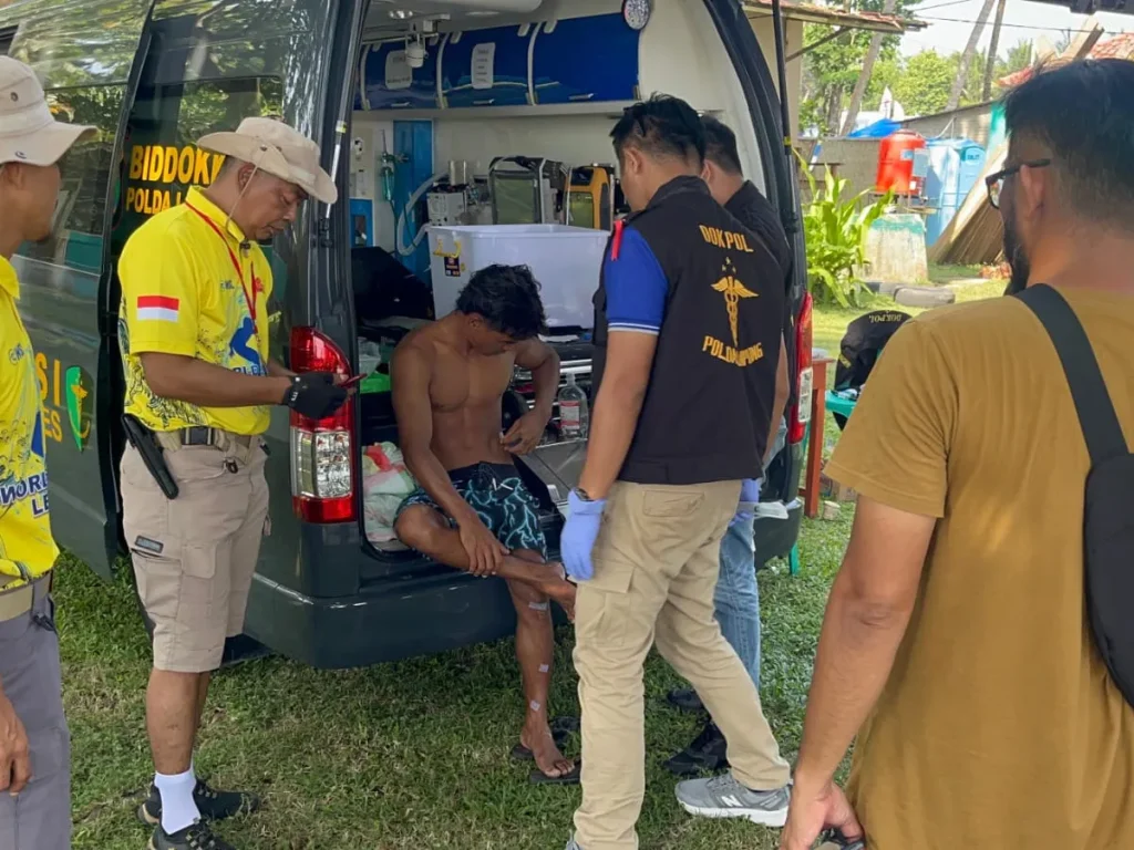 Foto:Tourist Police Polres Pesisir Barat kembali menunjukkan respon cepat dan profesional dalam menangani insiden yang melibatkan atlet surfing. Mereka berhasil memberikan pertolongan pertama dan mengantarkan atlet asal Indonesia atas nama Izrel Sababat ke Bid Dokkes Polda Lampung, Kamis, 30 Mei 2024.