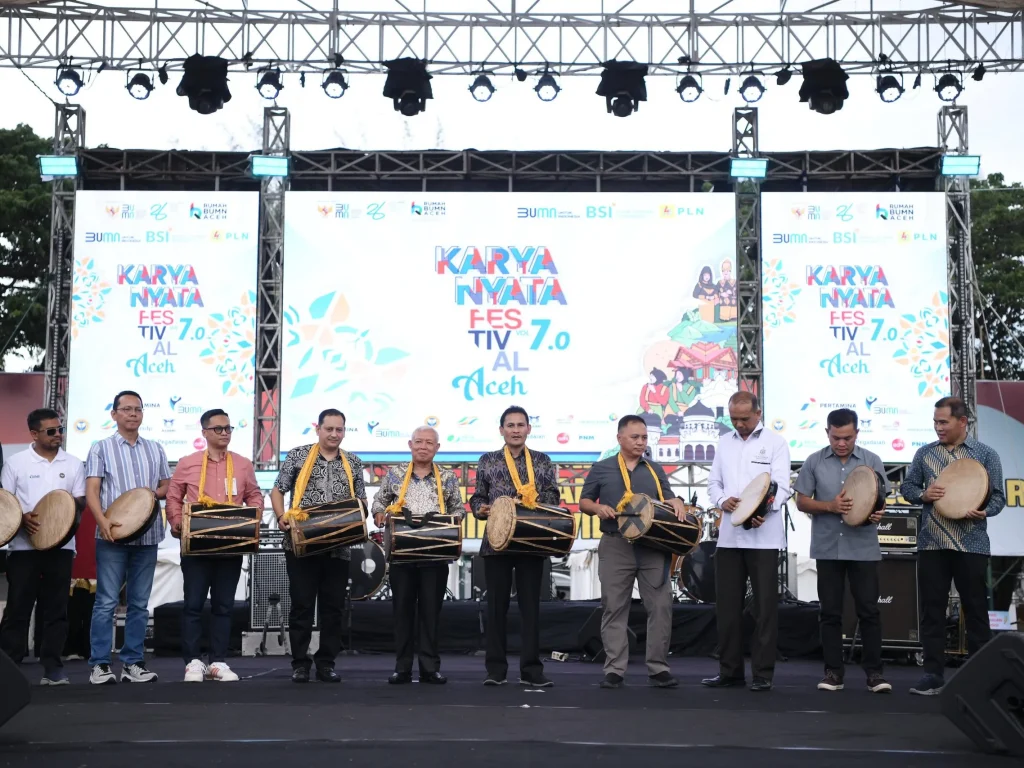 Foto: Asisten Perekonomian dan Pembangunan Sekda Aceh, Zulkifli, meninjau stand UMKM Karya Nyata Fest Vol.7, di Lapangan Blang Padang, Sabtu, (1/6/2024).