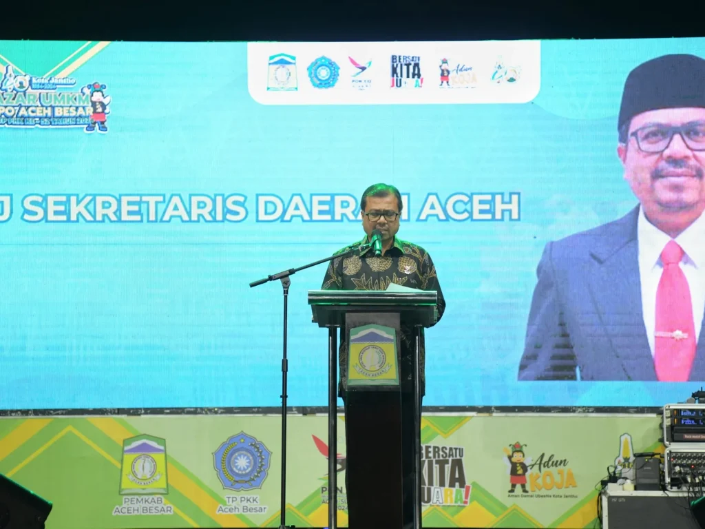 Foto: Penjabat (Pj) Sekda Aceh, Azwardi, menutup secara resmi event Bazar UMKM Expo Aceh Besar, Sabtu (1/6/2024) malam, di arena Jantho Sport City (JSC). Acara yang dipaket secara kolosal yang ikut diwarnai dengan peragaan busana batik khas Aceh Besar dan penampilan musik itu dipadati ribuan pengunjung yang memenuhi seputaran stage utama.