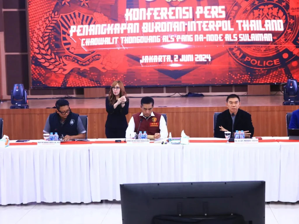 Foto: Kabareskrim Polri Komjen Wahyu Widada melangsungkan Konfrensi pers terkait Boronan Interpol