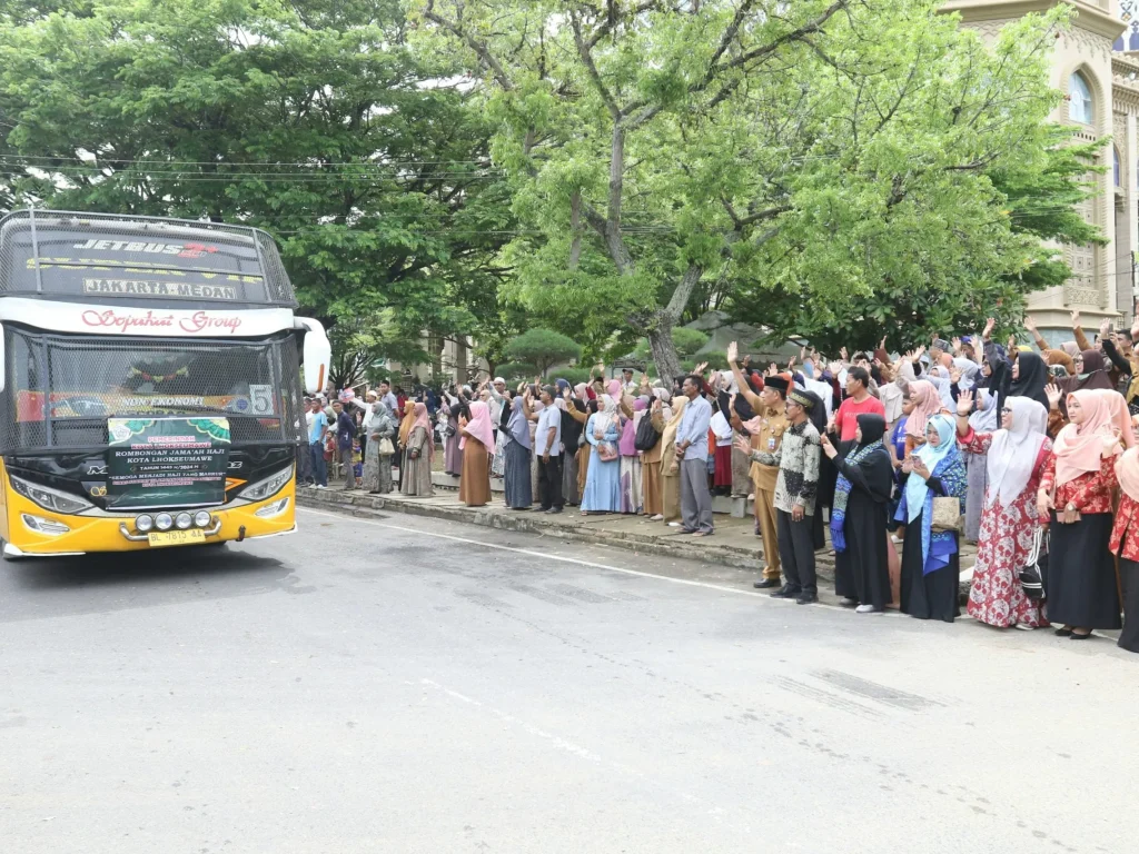 Foto: Pelepasan keberangkatan CJH tersebut dilakukan oleh Penjabat (Pj) Wali Kota Lhokseumawe melalui Staf Ahli Wali Kota Bidang Pemerintahan, Hukum dan Politik Bukhari didampingi oleh Plt Kepala Dinas Syariat Islam dan Pendidikan Dayah Ikhwansyah.