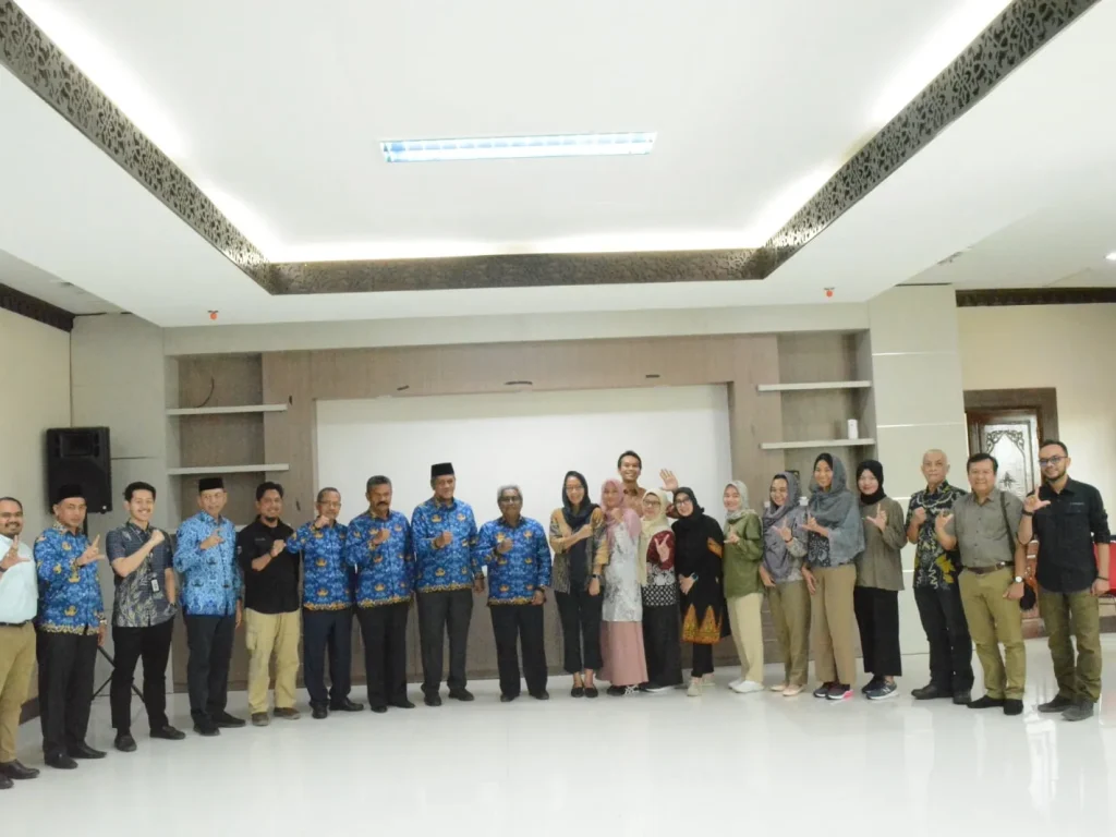 Foto: Foto: Pj Bupati Mahyuzar berfoto bersama dengan Bappenas dan USAID Serta Lsm BYTRA,  LPLHa di Aceh Utara