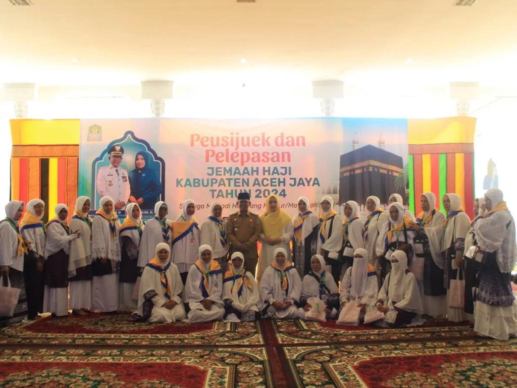 Foto: Penjabat (Pj) Bupati Aceh Jaya Dr. A. Murtala, M.Si melakukan Peusijuek dan Pelepasan keberangkatan 52 Jamaah Calon Haji (JCH) Kabupaten Aceh Jaya Tahun 1445 H/2024 M di Pendopo Bupati Aceh Jaya, pada Selasa (4/6/2024).
