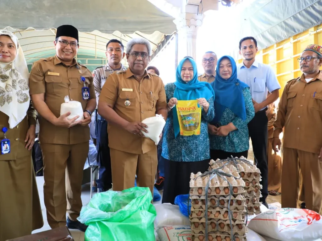 Foto: Pj Bupati bersama Ketua PKK Aceh Utara meninjau Pasar Murah