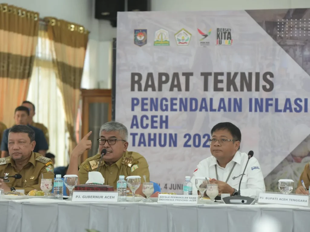 Foto: Penjabat Gubernur Aceh Bustami mengikuti Rapat Teknis Pengendalian Inflasi Aceh di Pendopo Bupati Aceh Tengah di Takengon, Selasa 4 Juni 2024. Rapat tersebut diikuti Pj Bupati Aceh Tengah, Pj Bupati Bener Meriah, Pj Bupati Gayo Lues, Pj Bupati Aceh Tenggara dan Kepala Perwakilan Bank Indonesia Provinsi Aceh serta sejumlah kepala SKPA dan Biro terkait lainnya.